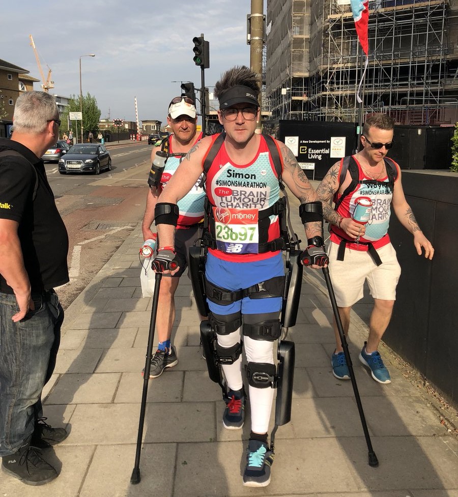 Британец с парализованными ногами преодолел марафон
